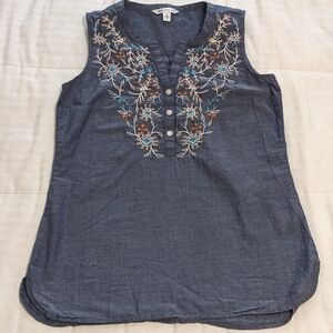 PRETTY sleeveless chambray top with embroidery size Small